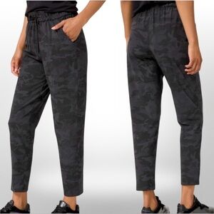 Lululemon Keep Moving Pant 7/8 • Size 18 • Black Camo 🖤🩶